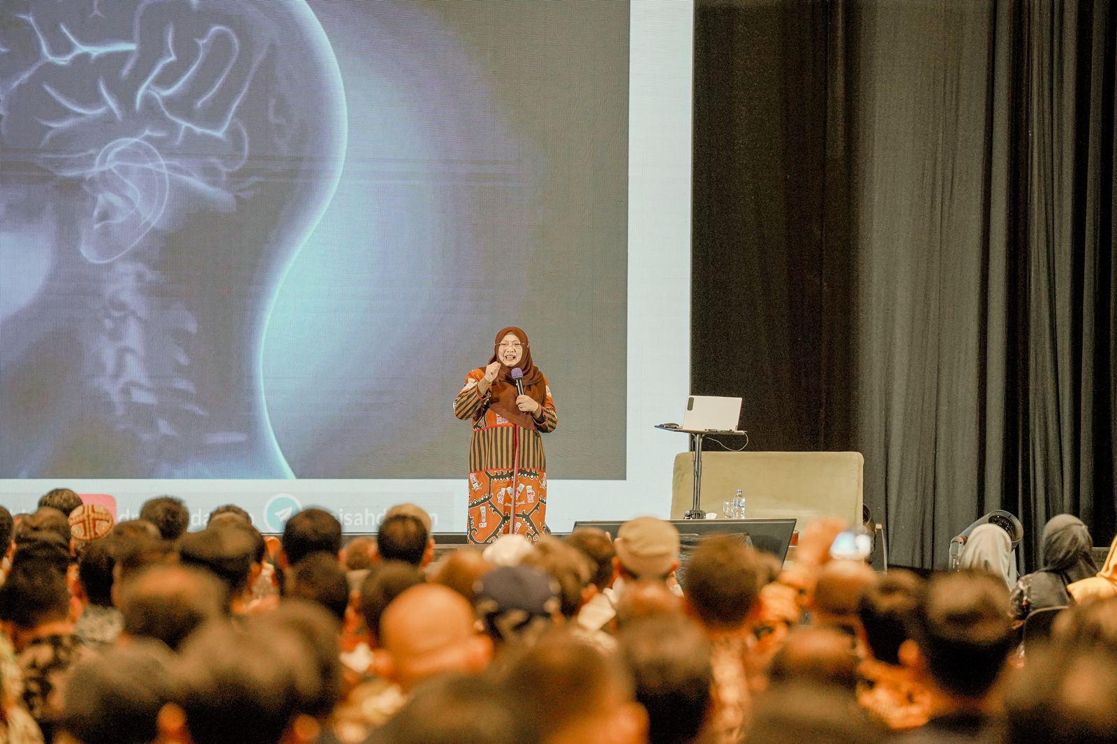 Dr Aisah Dahlan sedang memberikan materi di acara Scale up Lebih dari 1.000 peserta dari berbagai daerah di Indonesia termasuk dari Malaysia, ikut dalam acara Scale up, Life Deeper Rise Stronger yang digelar STIFIn Genetic di Yogyakarta 10/08/2025.